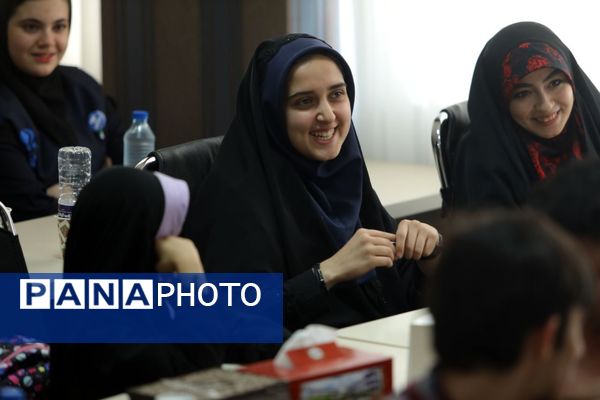 نشست صمیمی دانش‏‌آموز خبرنگاران و نمایندگان مجلس دانش‌آموزی آذربایجان شرقی با علی فلاحتکار