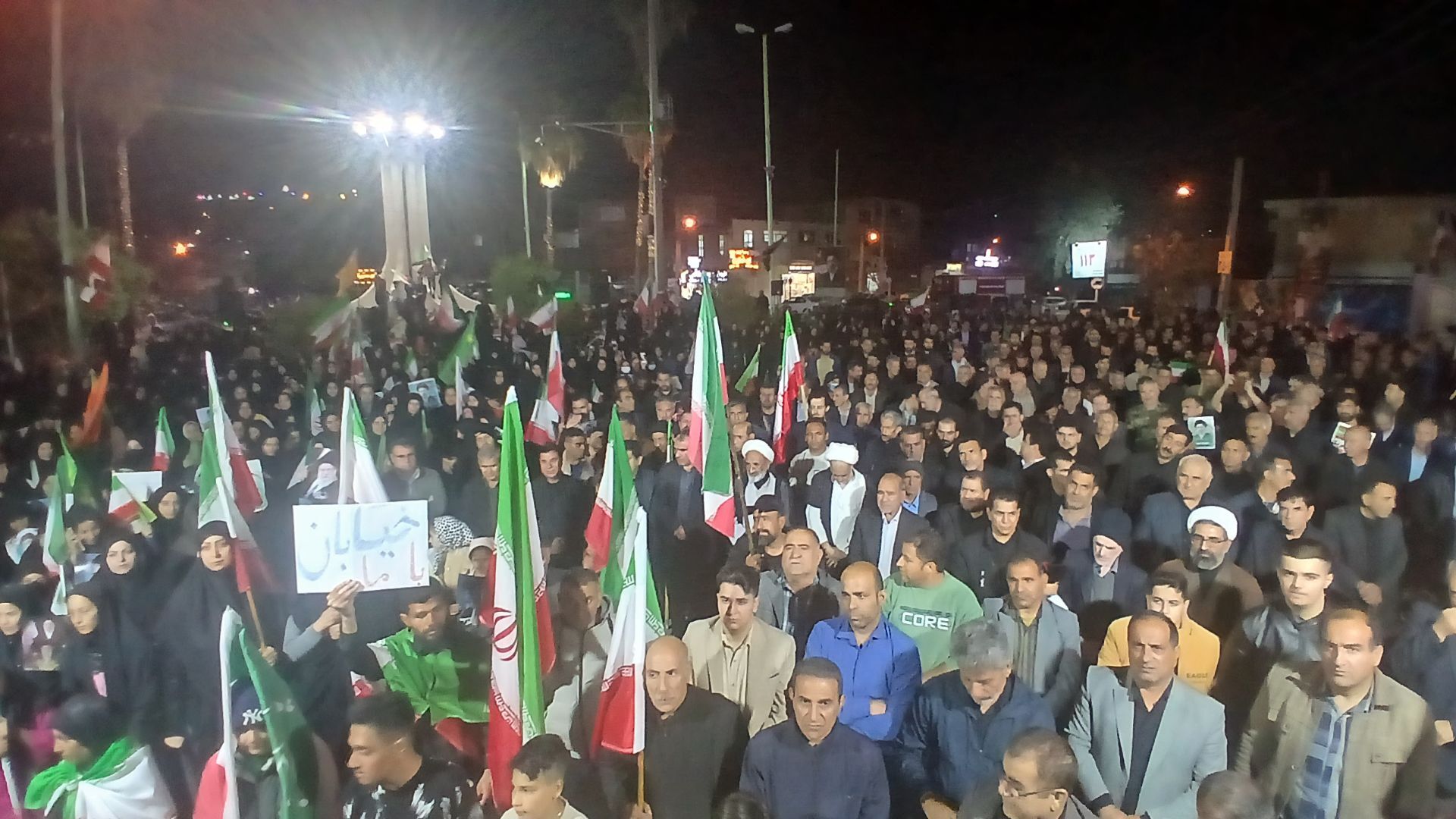 مردم پلدختر در حمایت از انقلاب هر شب  در خیابان هستند