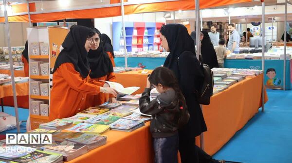 از قصه‌گویی تا رونمایی کتاب؛ نمایشگاهی به یاد کودکان میناب در خیابان حجاب 