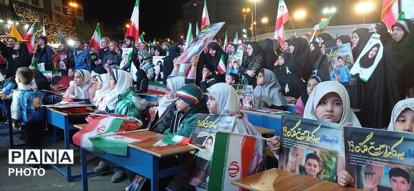 تجمع شهروندان در چهلم کودکان میناب کنار دیوارنگاره میدان انقلاب