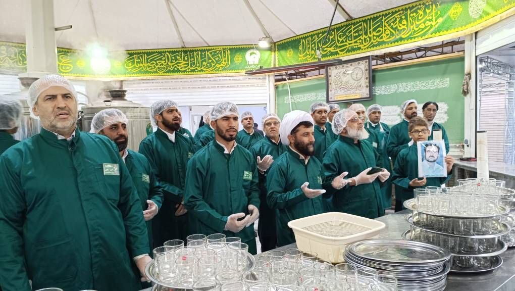 توفیق بشاگردی‌ها برای خدمت در چایخانه امام رضا(ع)