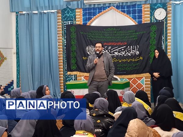 استقبال گرم دانش آموزان از پیکر شهید گمنام در دبیرستان امجدی یک ناحیه ۵ 