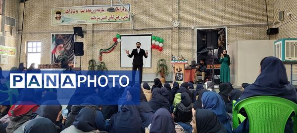 تقدیر از دانش آموزان برتر آموزشی  آموزشگاه دخترانه شهدای ۳۸ 