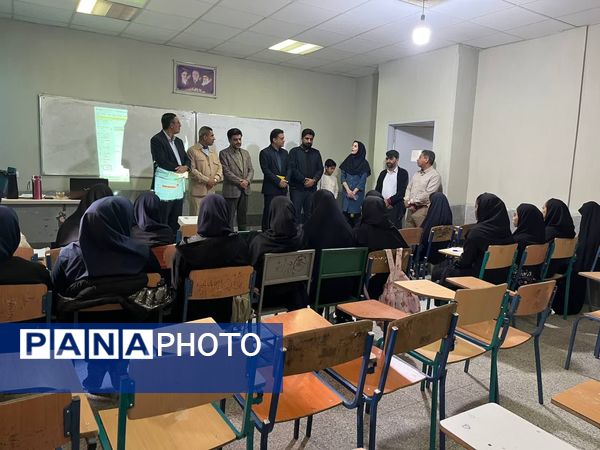 بازدید نماینده مردم جنوب کرمان از کلاس های آمادگی امتحانات نهایی