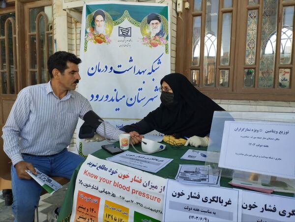 برپایی میز خدمت به‌مناسبت هفته دولت در میاندورود 