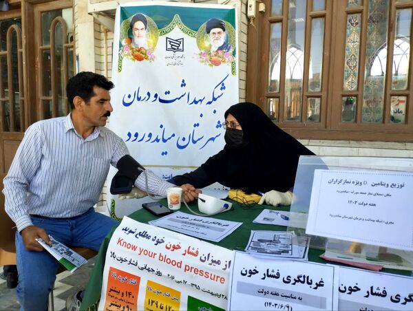 برپایی میز خدمت به‌مناسبت هفته دولت در میاندورود 