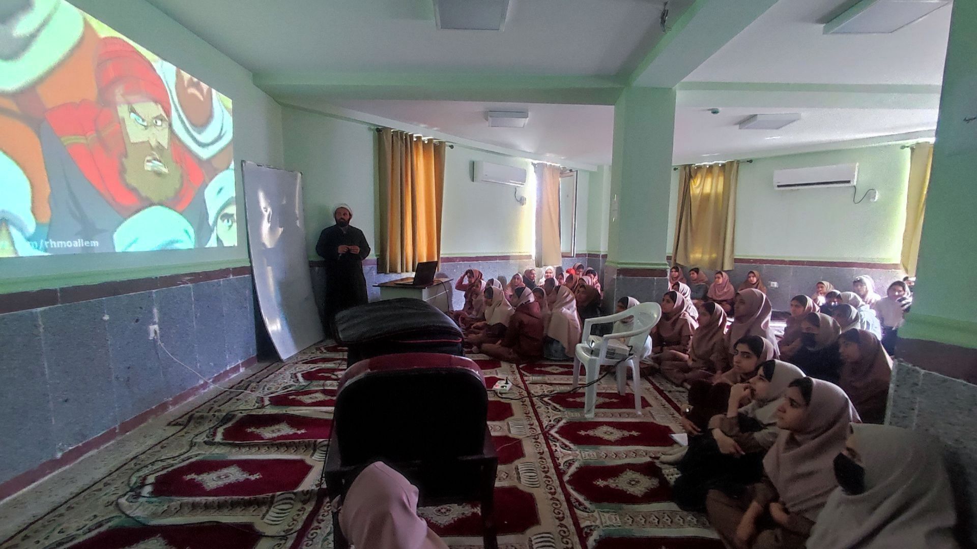 شناخت جنگ نرم از نگاه دین و رسانه در دبیرستان حضرت آسیه(س) حاجی‌آباد