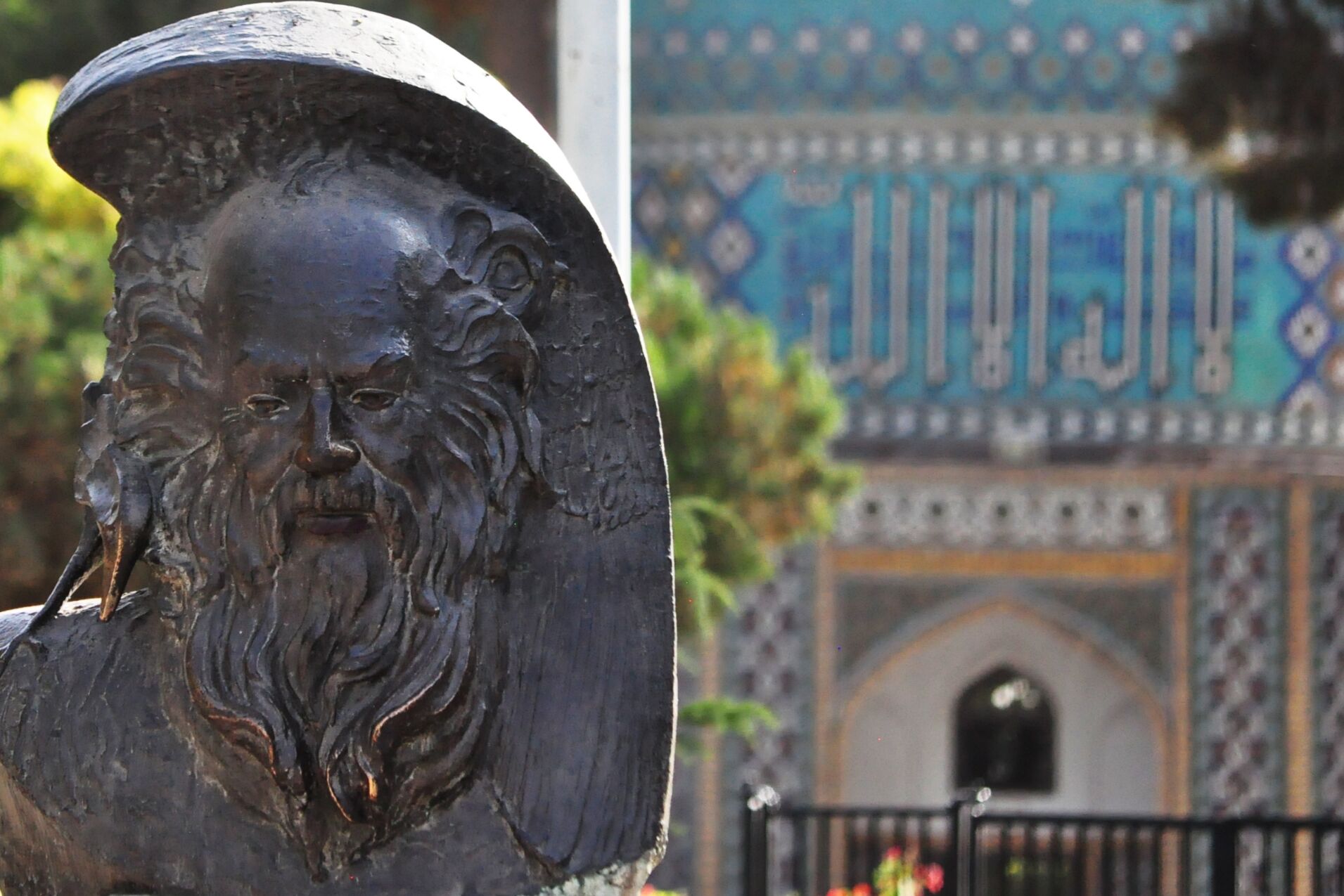 بلبل شعر فارسی در آینه‌ی بهار
