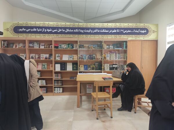هفته کتاب خوانی در آرامگاه شهید مدرس