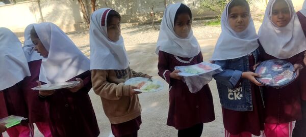 صبحانه نمادین دانش‌آموزان دبستان مولوی فین