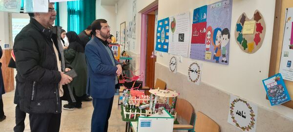 افتتاحیه نمایشگاه پژوهشی و فناورانه دبیران و دانش‌آموزان شهرستان ملارد در دبیرستان فرزانگان استعداد درخشان