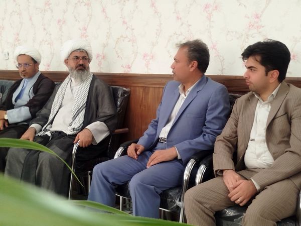 بازدید مدیر آموزش و پرورش و امام جمعه کاشمر از دبیرستان امام خمینی (ره) کاشمر 