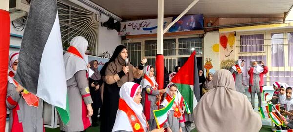 دانش‌آموزان دبستان دخترانه شاهد محمودآباد شعار مرگ بر اسرائیل سردادند