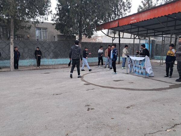برگزاری مسابقه فوتبال گل کوچک درون مدرسه‌ای به‌مناسبت دهه فجر دبیرستان  پژوهش آشخانه 