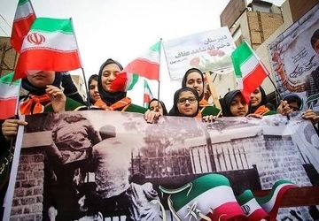 سیزدهم آبان ماه در دبیرستان شهید حسین علی‌نژاد 