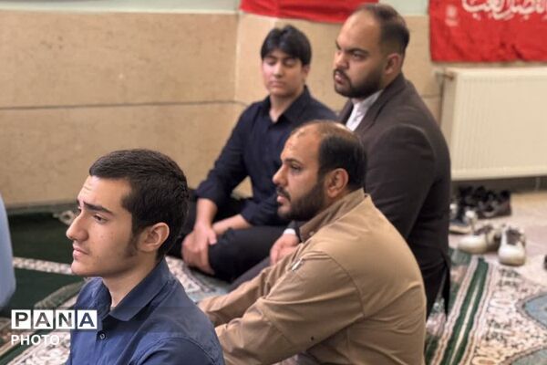 نماز جماعت در نخستین روزهای دبیرستان ابن‌سینا رودهن به امامت امام جمعه