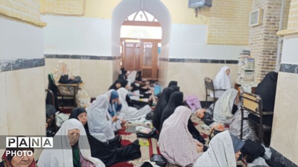از پیر تا کودک در نماز جمعه نیشابور حضور دارند-۲