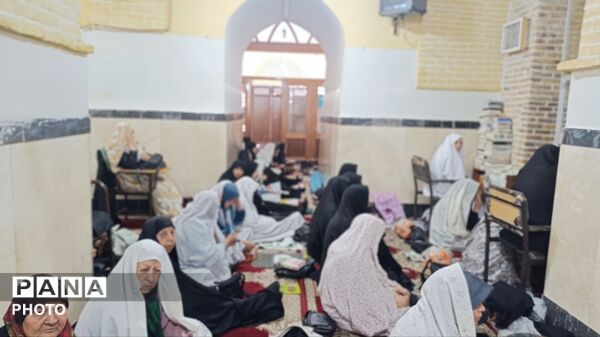 از پیر تا کودک در نماز جمعه نیشابور حضور دارند-۲