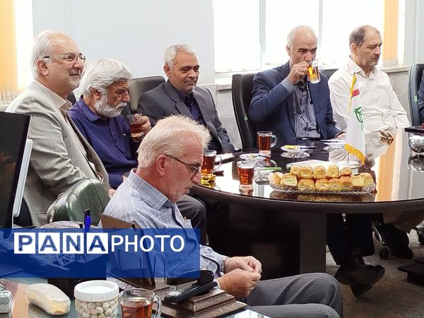 نشست هم‌اندیشی پیشکسوتان امورتربیتی با معاون پرورشی  و تربیت بدنی کاشمر