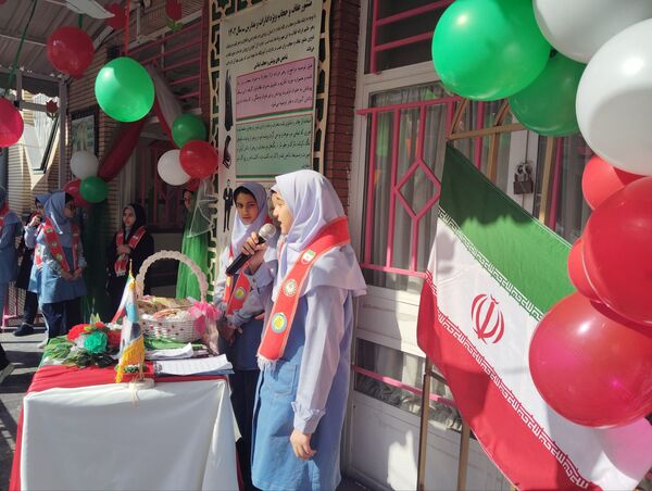 حال و هوای جشن ۲۲ بهمن در دبستان بهاردانش