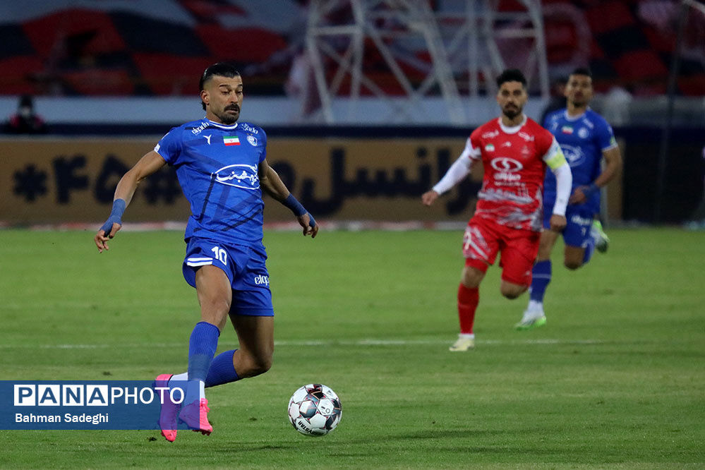 نبرد استقلال و پرسپولیس برای فتح صدر؛ ناصر ابراهیمی: پرسپولیس باید ببرد/ بهتاش فریبا: استقلال برنده است
