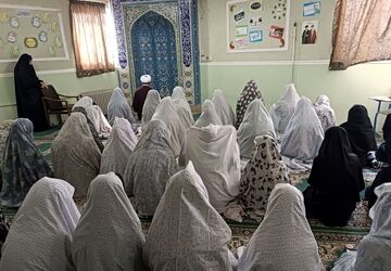 نماز جماعت دانش‌آموزی در دبیرستان امام علی (ع) 