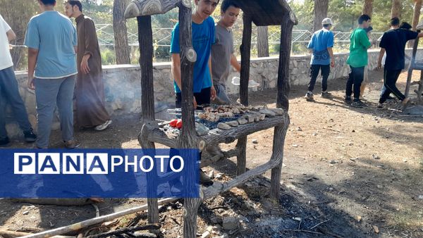 خودکفایی در آشپزی؛ دانش‌آموزان جوجه را از زغال تا سفره رساندند