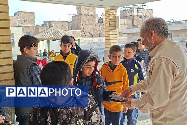 تجدید عهد دانش آموزان مدرسه ایمان ورامین با امام حسین (ع) 