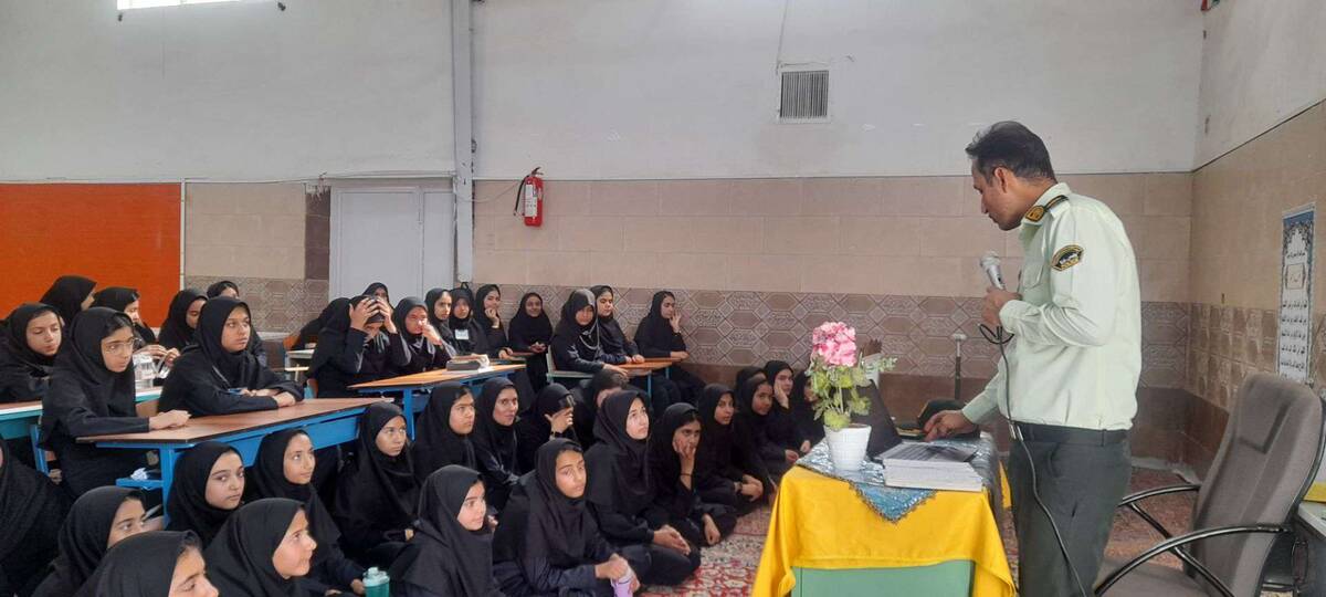  گرامیداشت هفته نیروی انتظامی در آموزشگاه مرحوم پاکدل خلیل آباد 