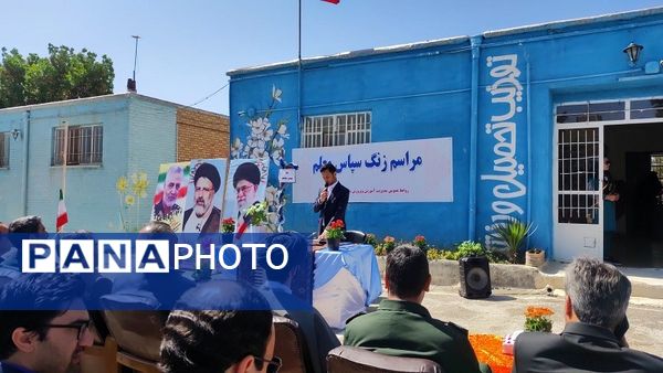 نواختن زنگ سپاس معلم در دبیرستان عشایری شبانه‌روزی خاتم الانبیا در روستای حسین آباد شهرستان شیروان