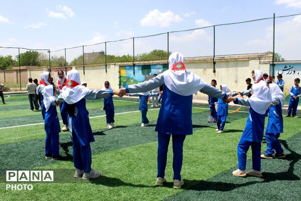 افتتاح زمین چمن مصنوعی در مدرسه شهید صفدری سه گنبد 
