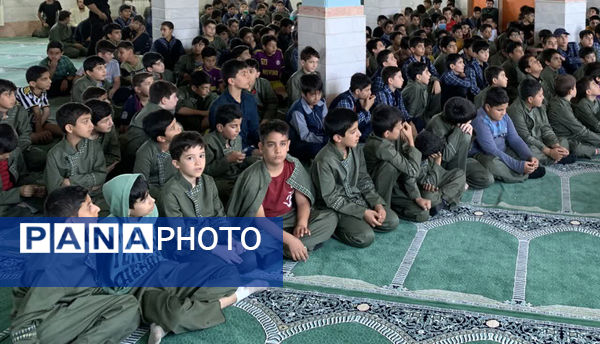 نشست صمیمی پلیس با دانش‌آموزان مدرسه شهدای غزه قم