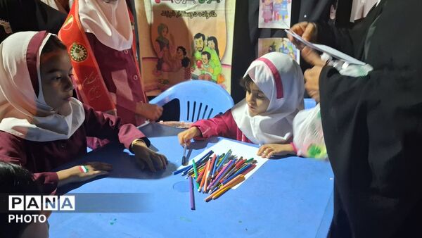 حضور دانش‌آموزان دبستان استقلال در تجمعات شبانه حاجی‌آباد