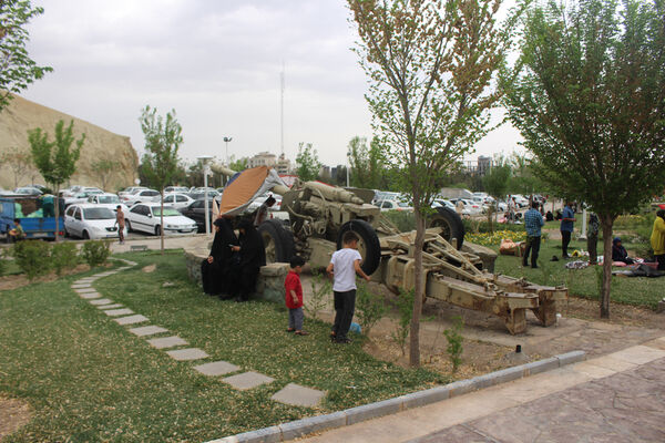 حضور گردشگران روز طبیعت در محوطه باغ‌موزه دفاع مقدس قم