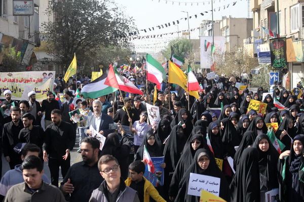 جلوه‌هایی از حضور حماسی دانش‌آموزان قم در راهپیمایی یوم الله ۱۳ آبان