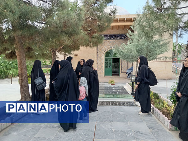 بازدید دانش‌آموزان جعفرآباد از کارگاه گلاب‌گیری روستای «بنابر»