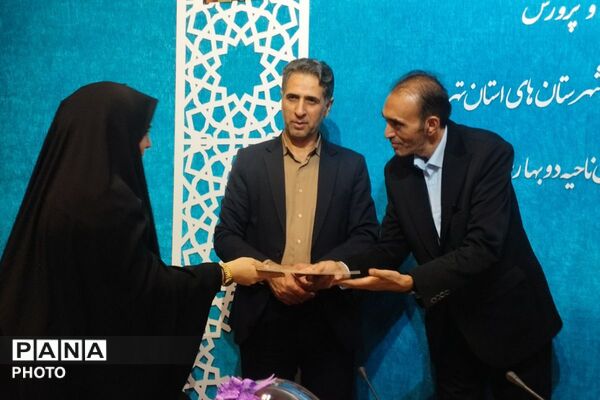 بزرگداشت هفته معلم و تقدیر از خدمات ارزنده مشاوران در بهارستان‌دو