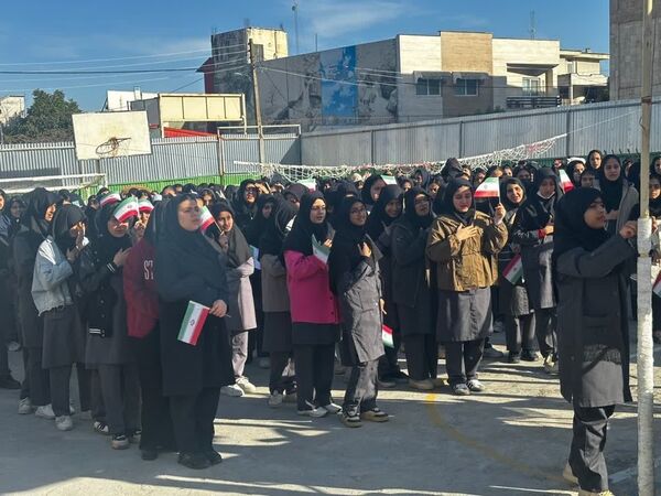 نواختن زنگ انقلاب در دبیرستان هیأت‌امنایی طه