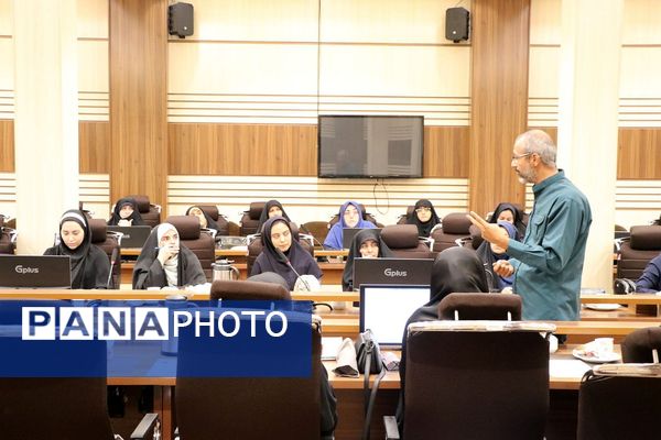 جلسه رابطین بسیج مدارس در سالن معلم ناحیه دو شهرری