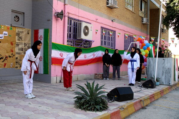 جشن دهه فجر انقلاب اسلامی در دبیرستان رضوان شهرستان بوشهر