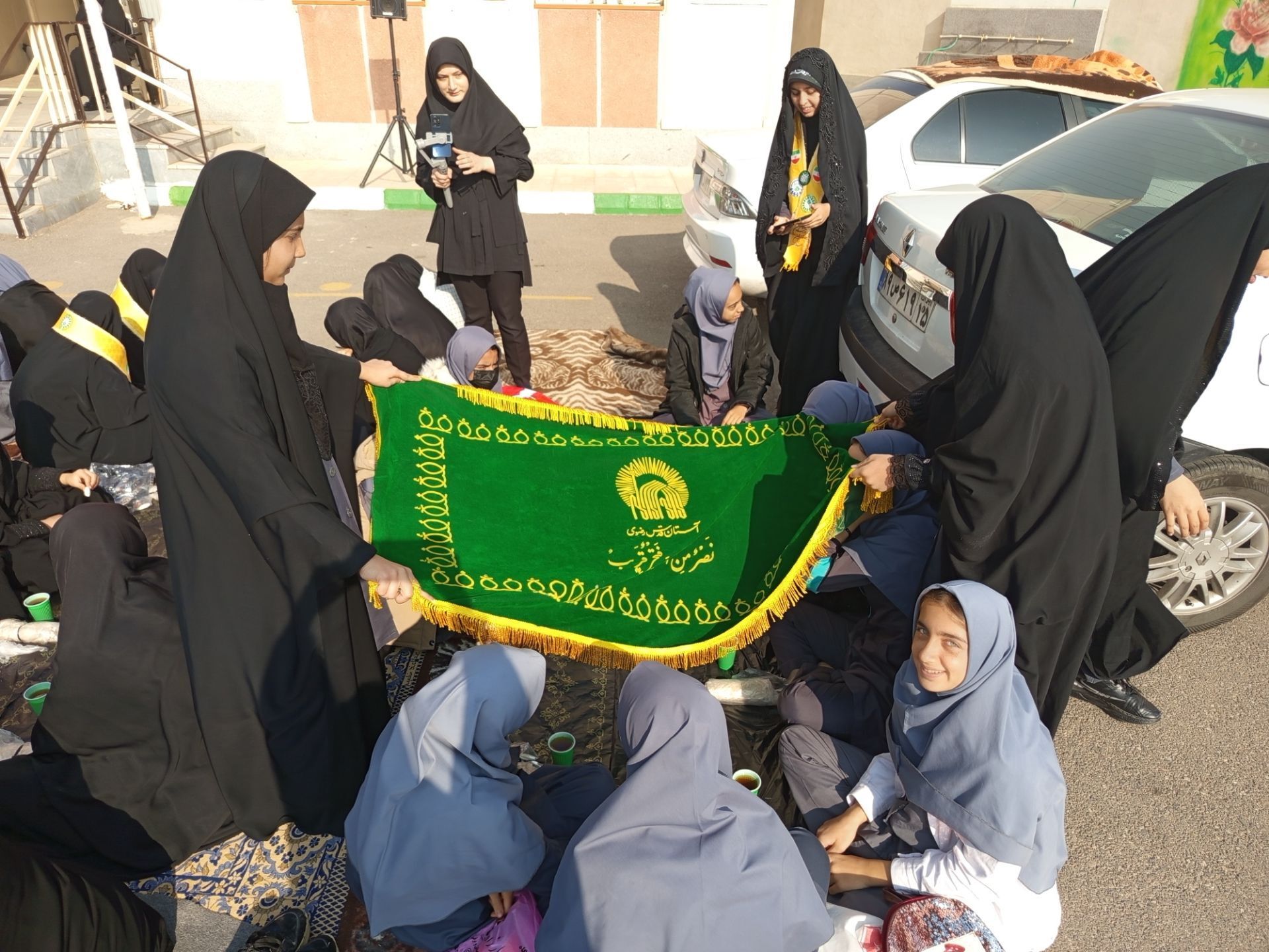 سفره احسان حضرت فاطمه زهرا (س) در مدرسه والدین تبریز