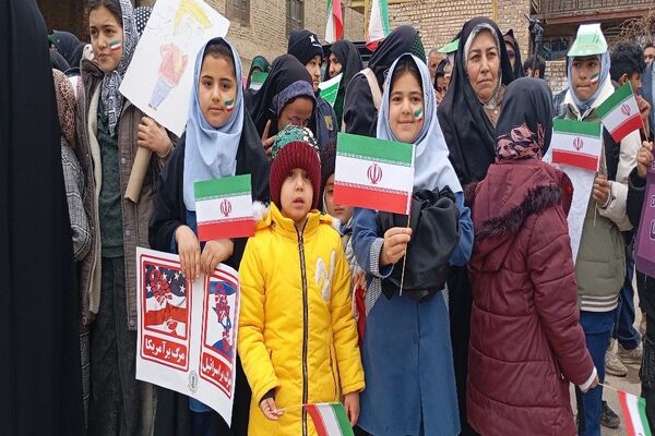 حضور کودکان و دانش آموزان در راهپیمایی یوم‌الله ۲۲بهمن در شهر بار نیشابور