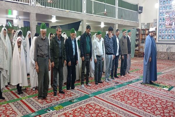 اقامه نماز جماعت باحضور معتکفین در مسجد جامع شهر بار نیشابور 