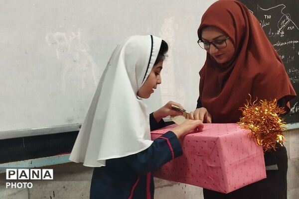 مشق مهربانی؛ «جشن عاطفه‌ها» در دبستان هدی