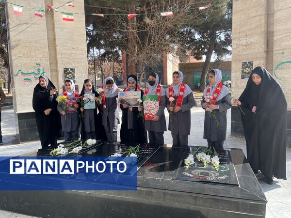 گلباران مزار شهدا توسط پیشتازان مدرسه دانش و هنر نظرآباد