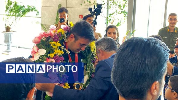 بازگشت میثم حاج بابایی قهرمان پارالمپیک به سرزمین مادری