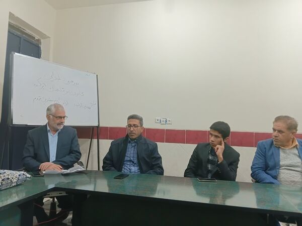 رونمایی از کتاب اولین گام مهمترین قدم در ابرکوه