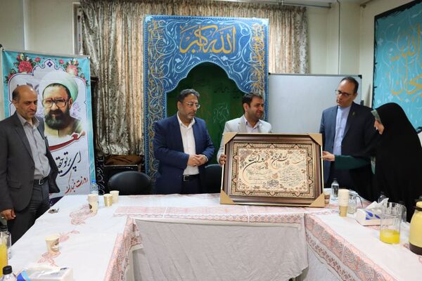 زنگ سپاس معلم در هنرستان احمدی روشن منطقه ۱۴ تهران با حضور وزیر نیرو نواخته شد