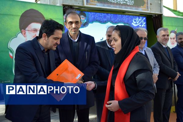 طنین زنگ انقلاب در بهارستان‌دو 