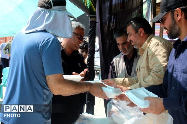 همدلی فاروج در مسیر بازگشت زائران؛ موکب‌های خدمت‌رسانی تا آخرین لحظه پای کار بودند